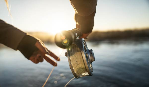 how to hold an open face spinning reel